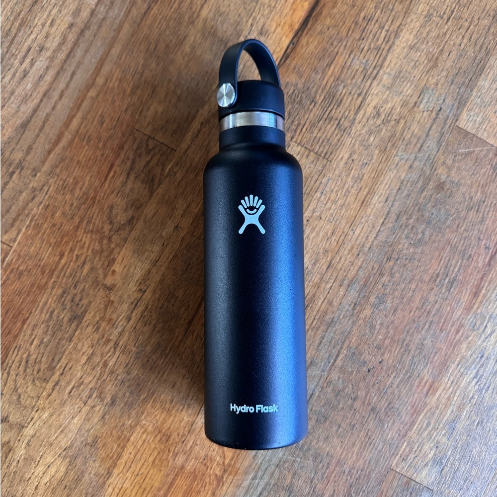 hydro flask 18oz w. GHOST branding.